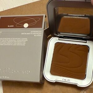 r.e.m. beauty hypernova Satin Matte Bronzer in BLAZED
